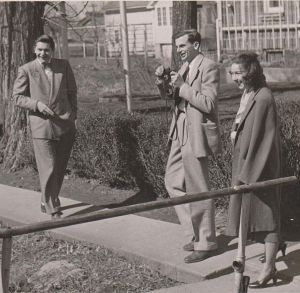 Фланері О’Коннор з Робі Макколі та Артуром Кестлером в Колоніях Амани, 9 жовтня 1947-го року